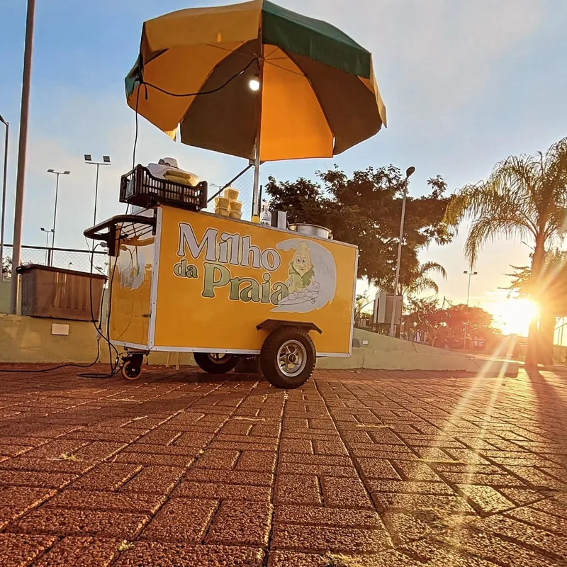 Carrinho do Milho da Praia montado ao pôr do sol com guarda-sol