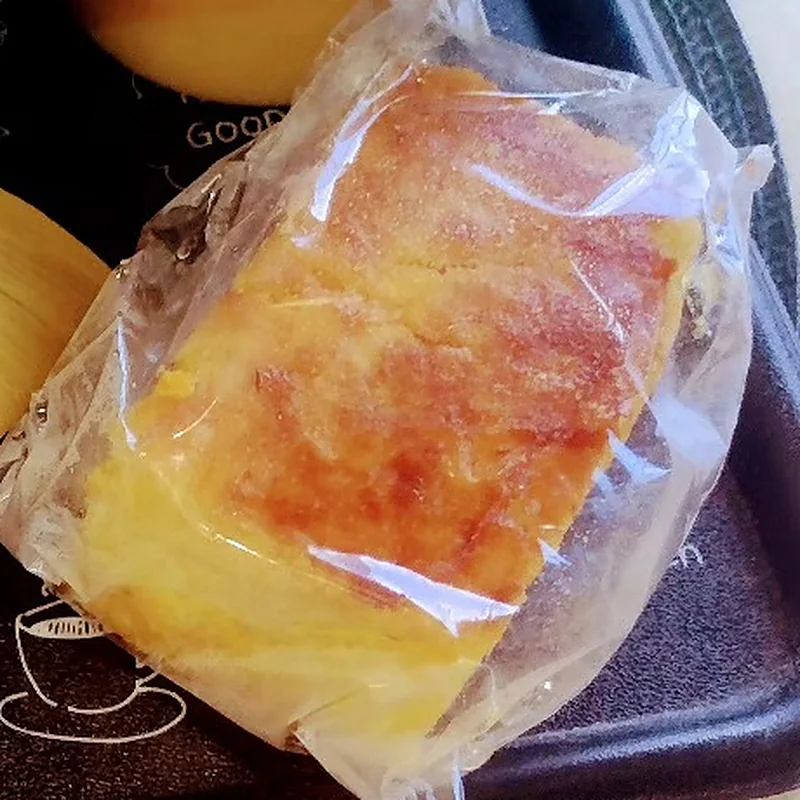 Fatia de bolo de milho caseiro embalada individualmente