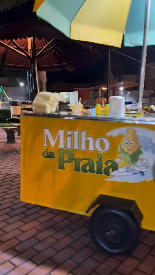 Carrinho iluminado à noite